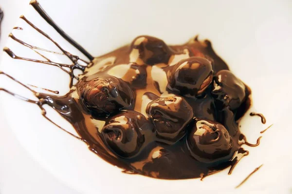 Avellanas en chocolate derretido — Foto de Stock
