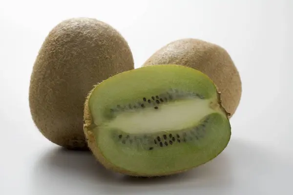 Hele kiwi fruit — Stockfoto