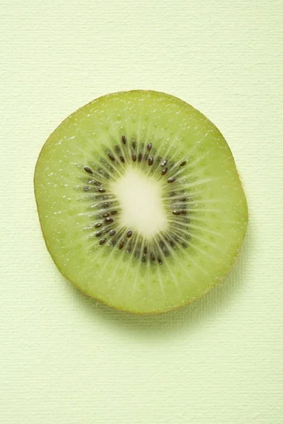 Kromka owoców kiwi — Zdjęcie stockowe