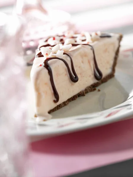 Slice of Ice Cream Pie with Chocolate Drizzles — Stock Photo, Image