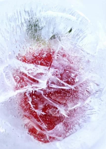 얼음의 블록에 딸기 — 스톡 사진