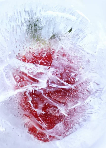 Fraise en bloc de glace — Photo