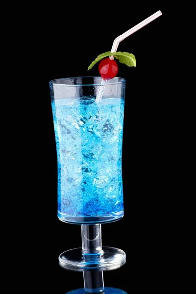 Oasis Cocktail with Gin and Tonic Water — Stock Photo, Image