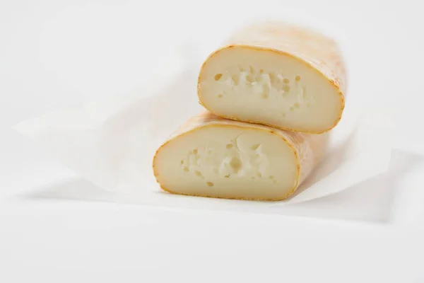 Sýr z kravského mléka na papíře — Stock fotografie
