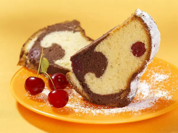 카푸치노 대리석 케이크의 조각 — 스톡 사진
