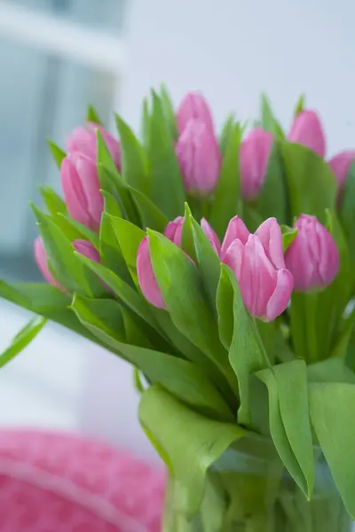 Wyświetlić Zbliżenie Szklany Wazon Róż Tulipany Zielonych Liści — Zdjęcie stockowe