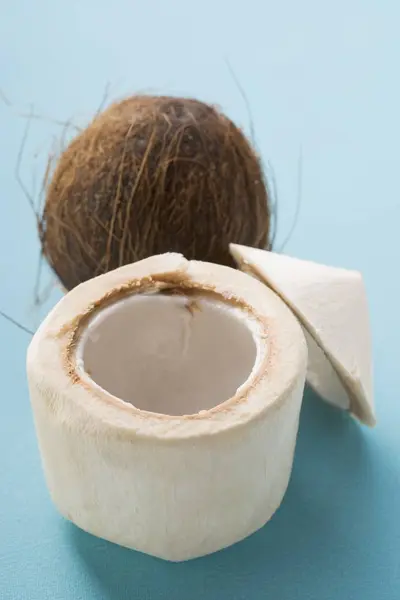 Verse hele kokosnoot en vlees — Stockfoto