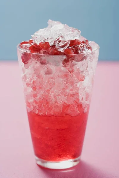 Стакан гранатового сока со льдом — стоковое фото