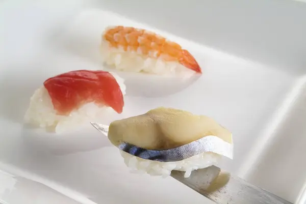 A lazac, a tonhal és a rák Nigiri sushi — Stock Fotó