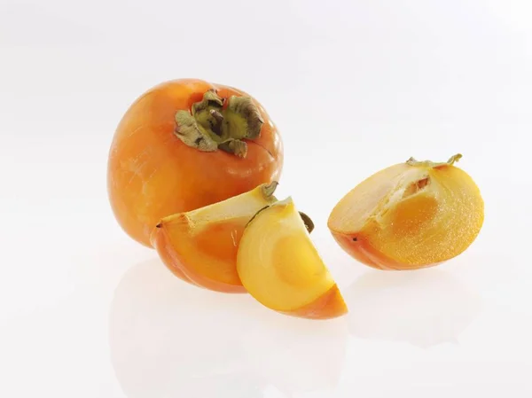 Fersk, moden persimmon med skiver – stockfoto