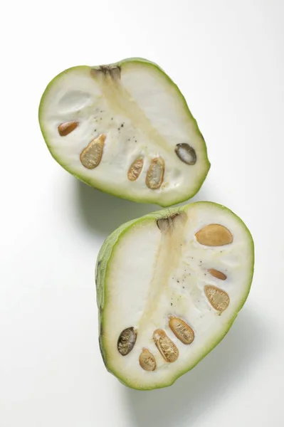 Frische halbierte Cherimoya-Früchte — Stockfoto