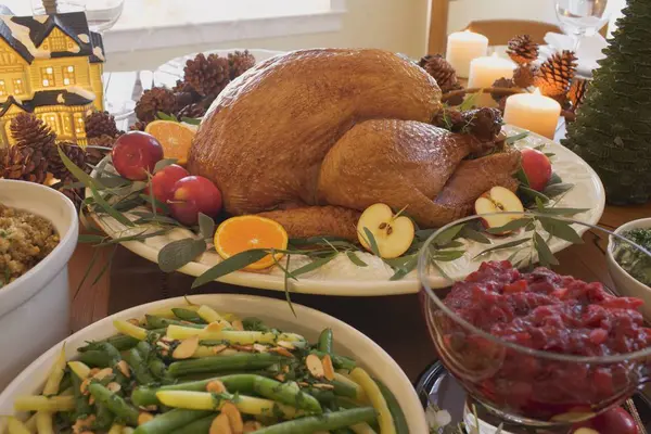 Pavo asado con todos los adornos — Foto de Stock