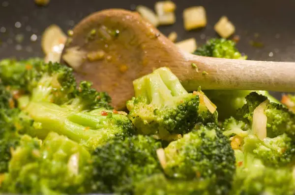 Stirring Broccoli Frying Pan Wooden Spoon — Stock Photo, Image