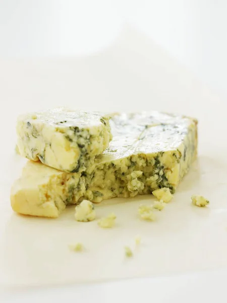 Queso Stilton sobre papel —  Fotos de Stock