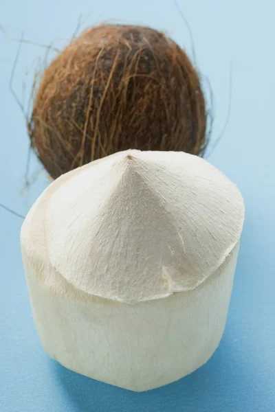 Cocos sin cáscara y sin cáscara —  Fotos de Stock