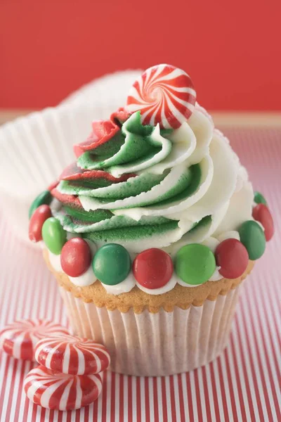 Cupcake mit Weihnachtsdekoration und Pfefferminzen — Stockfoto