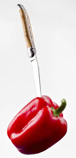 Kniv sticka i röd paprika — Stockfoto