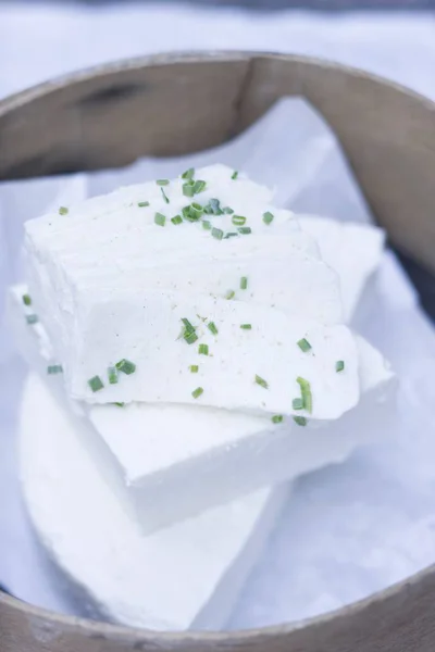 Formaggio di pecora con erba cipollina — Foto Stock