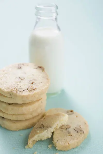 Galletas de nuez en pila —  Fotos de Stock