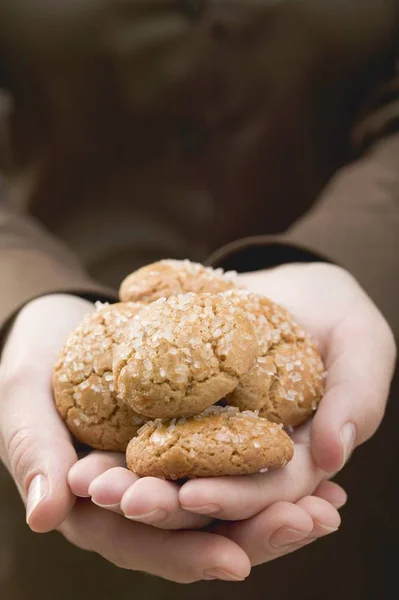 Primo Piano Vista Ritagliata Delle Mani Che Tengono Biscotti Amaretti — Foto Stock