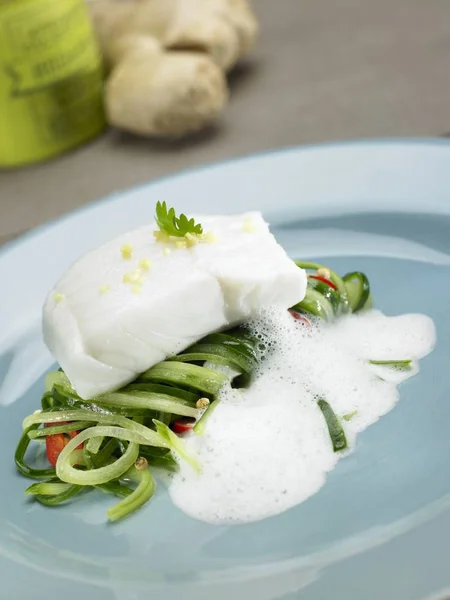 Salatalık karışık üzerinde morina fileto — Stok fotoğraf