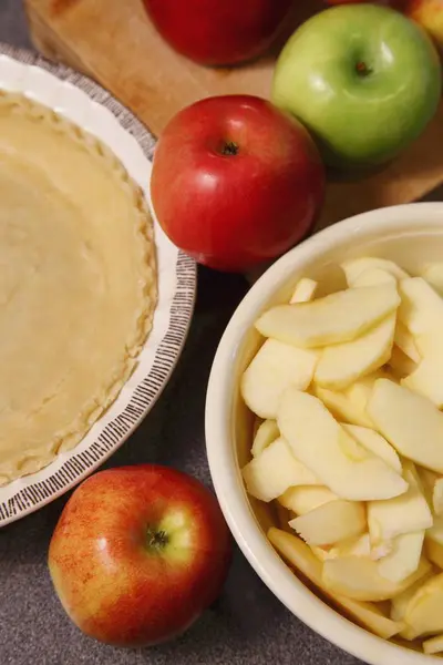 Closeup View Whole Sliced Apples Pie Crust — Stock Photo, Image