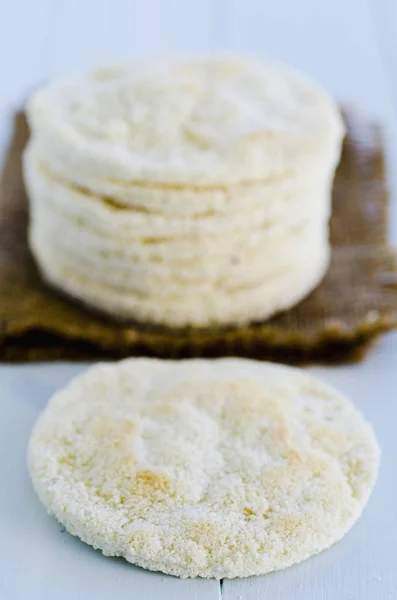 Pan de mandioca sobre escritorio de madera — Foto de Stock