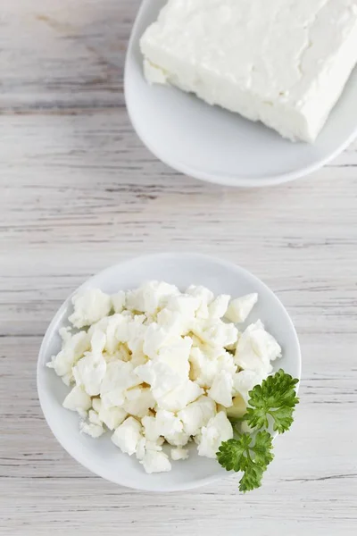 Ahşap yüzey üzerine koyun peyniri — Stok fotoğraf