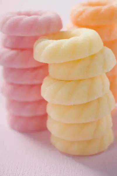 積み上げ着色した砂糖リングのクローズ アップ ビュー — ストック写真