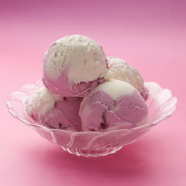 라즈베리와 바닐라 아이스크림 — 스톡 사진