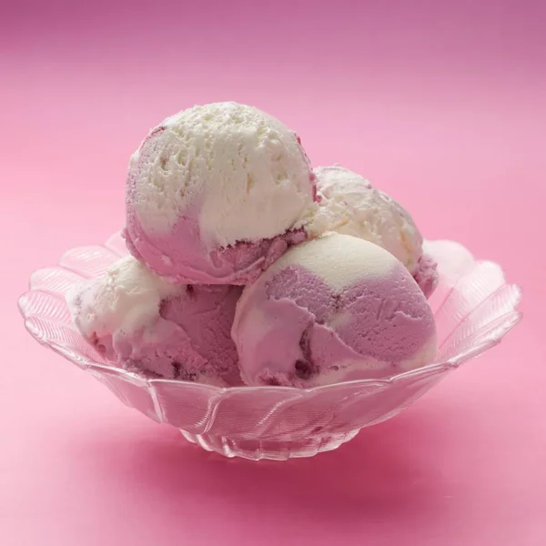 Gelato al lampone e vaniglia — Foto Stock