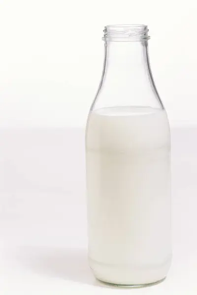 Μικρό μπουκάλι του γάλακτος — Φωτογραφία Αρχείου