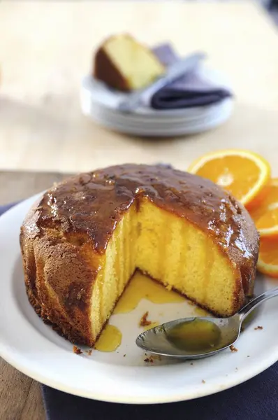 粗面粉蛋糕与橙色糖浆 — 图库照片