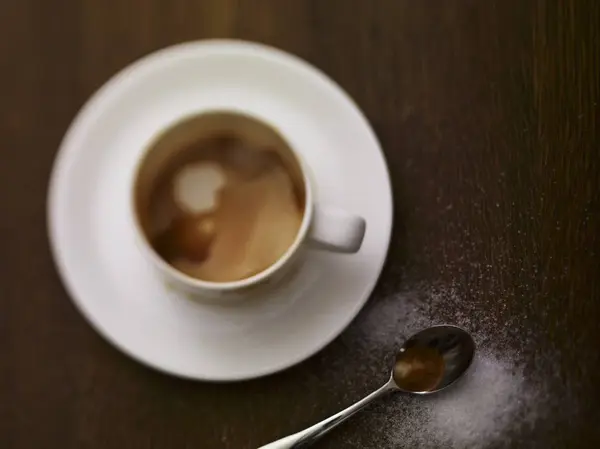 Cappuccino con zucchero cosparso accanto — Foto Stock
