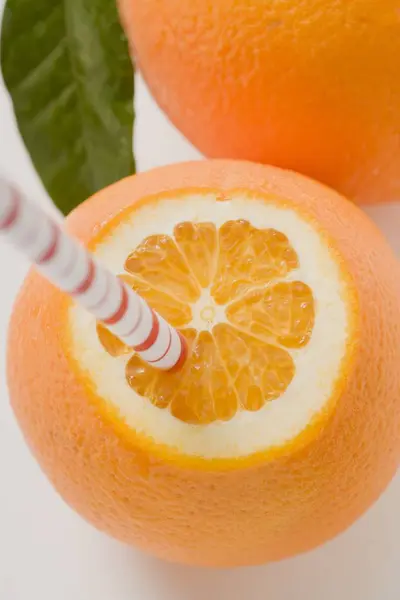 Fruta naranja con paja — Foto de Stock