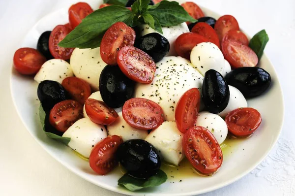 Mozzarella with tomatoes and olives — Stock Photo, Image