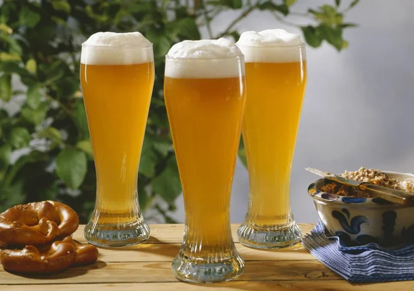 Brýle z pšeničného piva na dřevěný stůl — Stock fotografie