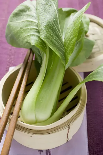 Fresh pak choi in bamboo steamer — Stock Photo, Image