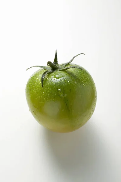 Tomate verde con gotas de agua — Foto de Stock