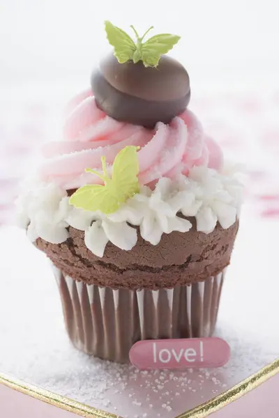 Cupcake pour la Saint Valentin sur boîte de chocolat — Photo