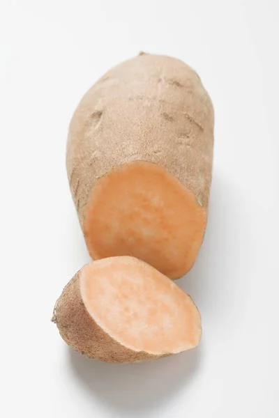 新鮮なサツマイモのカットで — ストック写真