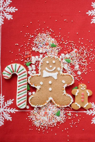 Gingerbread men on red — Stock Photo, Image
