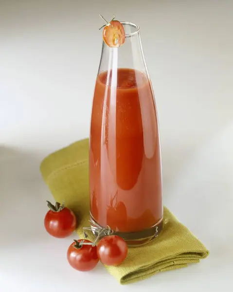 Ketchup Pomodoro Fatto Casa Bottiglia Sopra Asciugamano Verde Sulla Superficie — Foto Stock