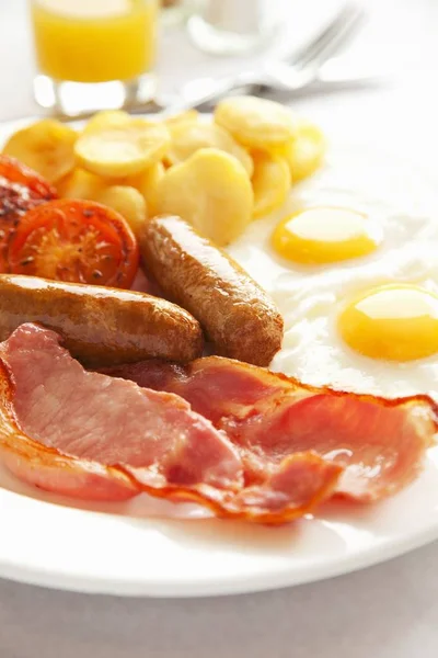 Close View English Breakfast Sausages Bacon Fried Eggs Vegetables — стоковое фото