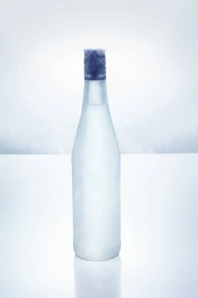 氷のようなボトルにウーゾのクローズ アップ ビュー — ストック写真