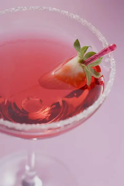 Martini with liqueur & strawberry in glass — Stock Photo, Image