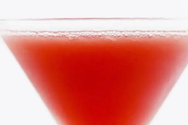 Cocktail cosmopolita servido em vidro — Fotografia de Stock