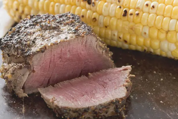 Filete salpicado con maíz — Foto de Stock