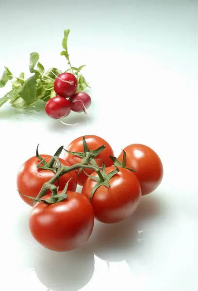 Tomates vermelhos e rabanetes — Fotografia de Stock