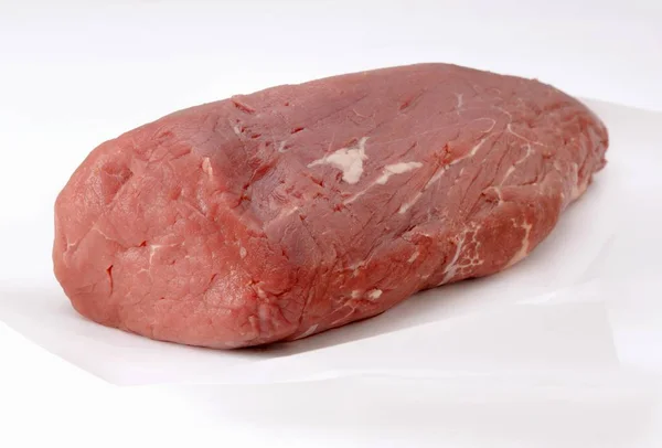 Filé de carne fresca sobre papel — Fotografia de Stock